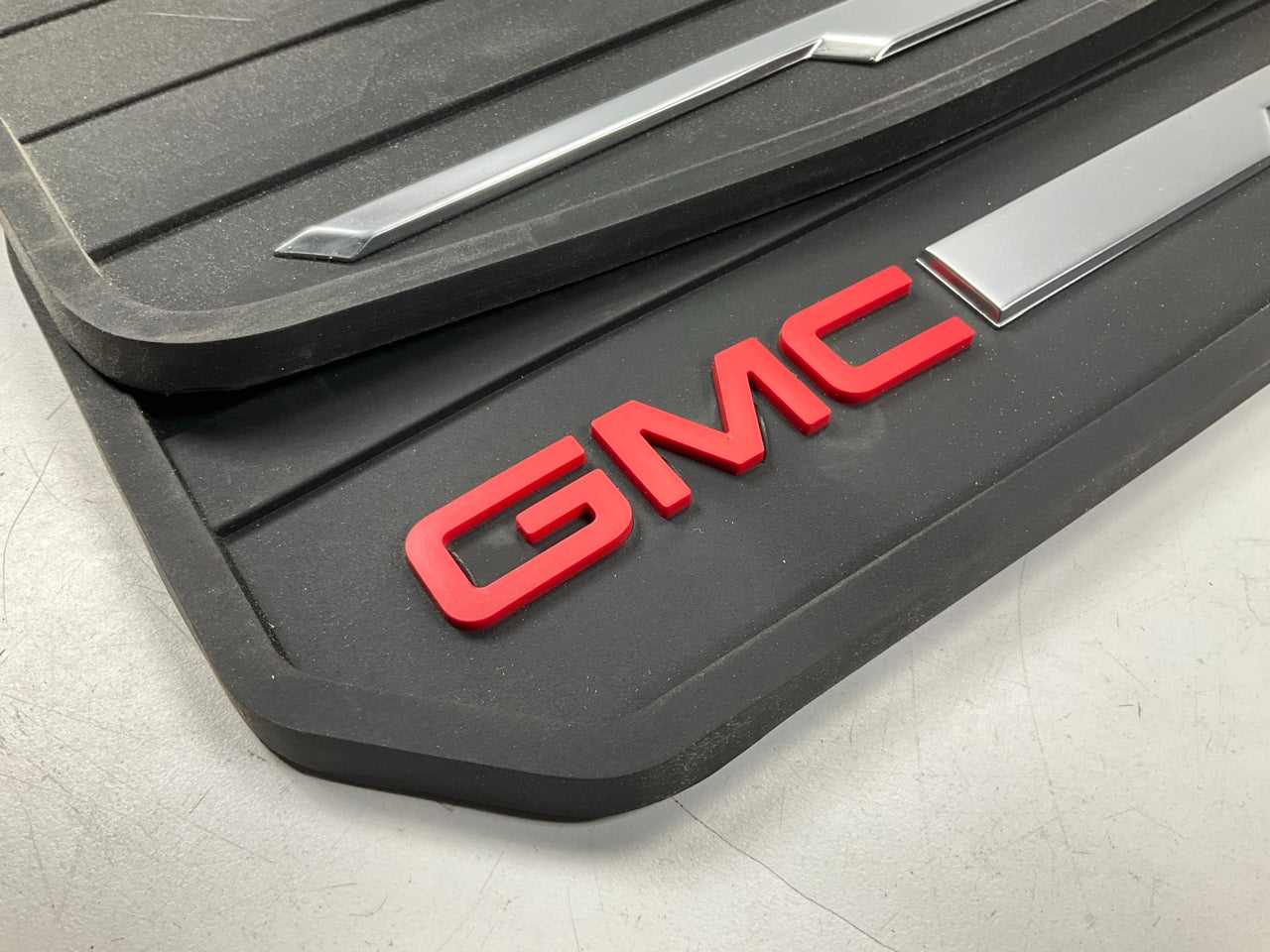 NEW OEM GM 84038455 Front All Weather Rubber Floor Mat Set For 17-22 GMC Acadia