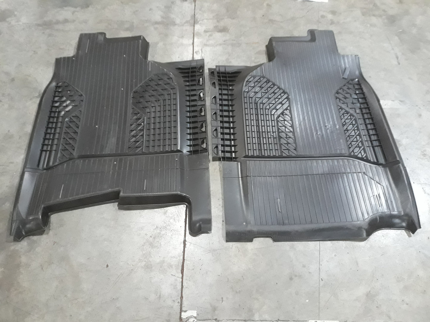 2nd Row Interlocking Premium All-Weather Rubber Floor Liner Mats OEM GM 84348199