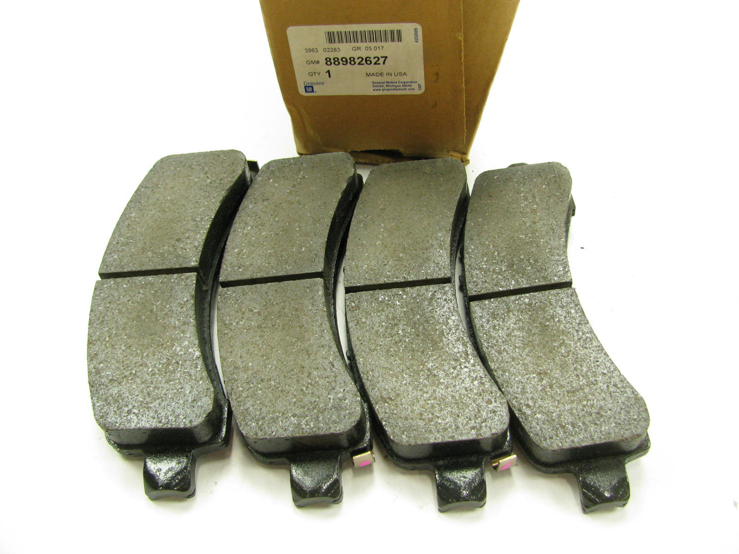 NEW GENUINE OEM Gm 88982627 REAR Brake Pads - 2003-2005 Express Savana 2500 3500