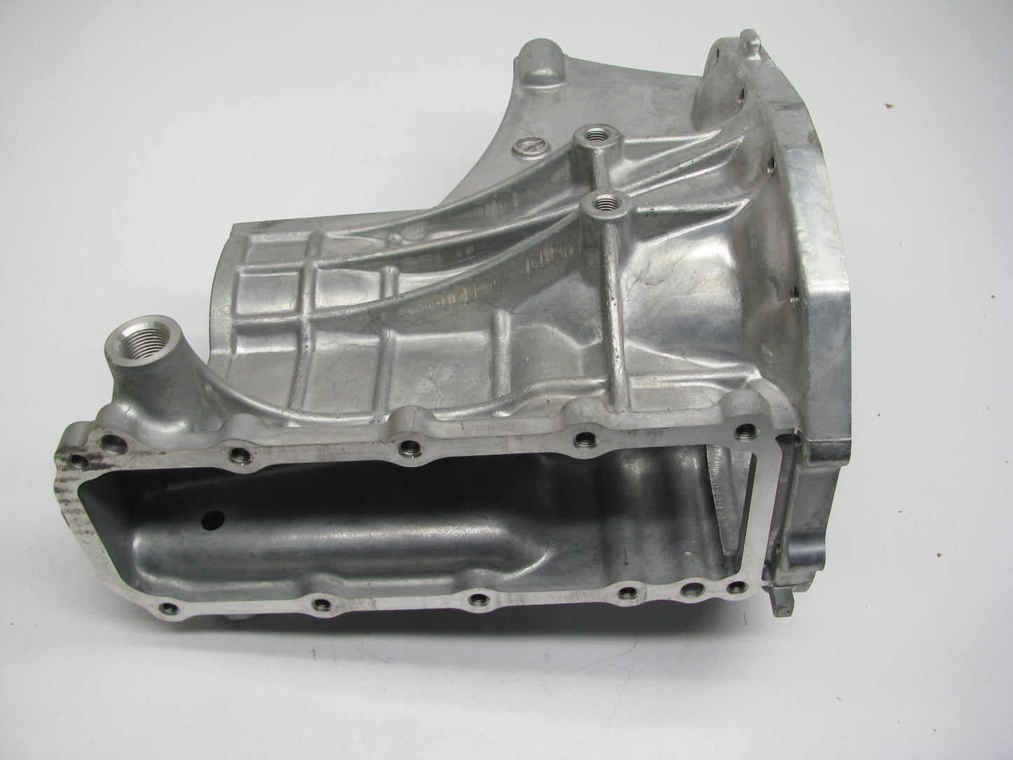 NEW GM 91174558 5-Speed Manual Transmission Extension Housing 1999-2003 Tracker