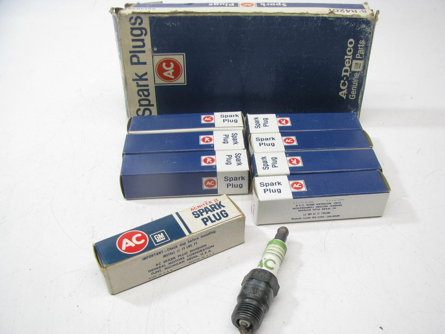 (8) NEW - OEM GM R42CT AC Acniter Ignition Spark Plug Green Ring - 5613938