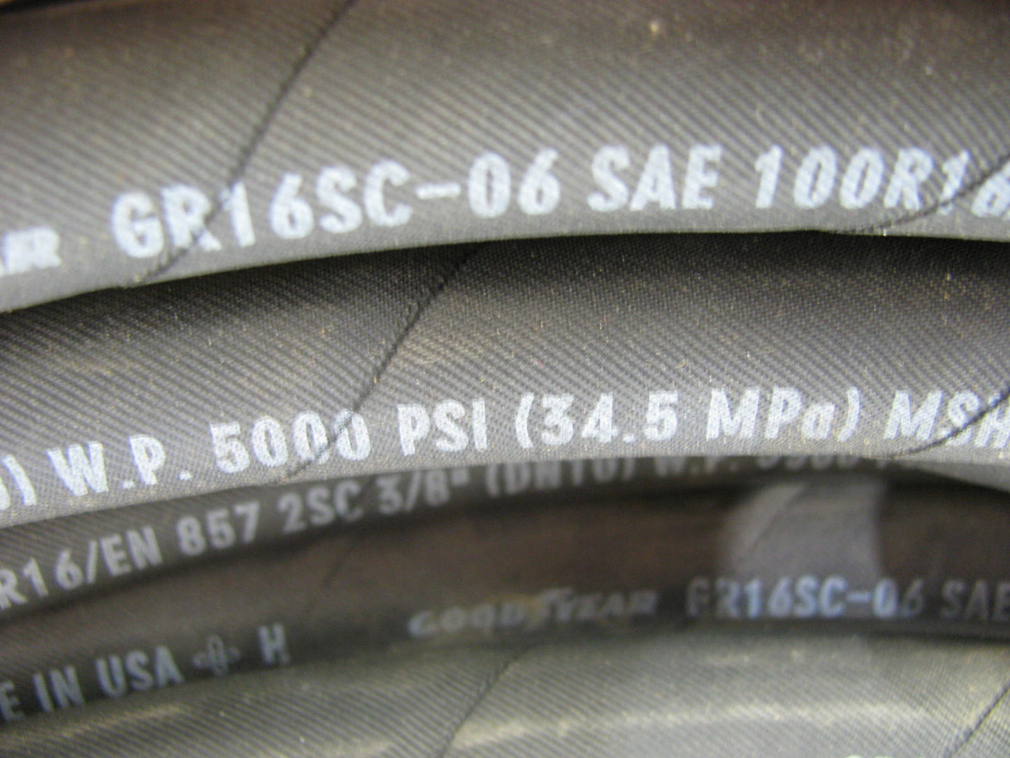 50 FEET, 3/8'', 5000 PSI WP (34.5 MPa) Hydraulic Hose Goodyear GR16SC-06