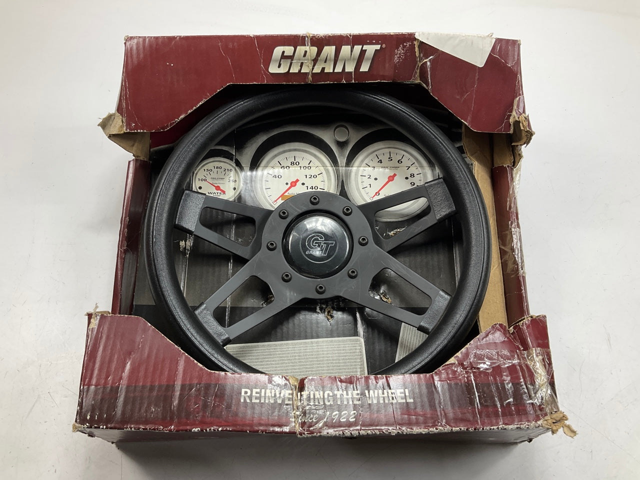 SCRATCHED - Grant 414 Steering Wheel, Challenger GT, 13-1/2'' Diameter, 3'' Dish