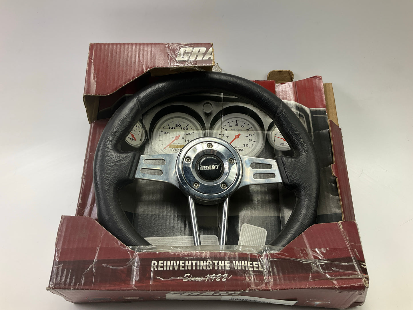 SCRATCHED #4 - Grant 457 Club Sport Steering Wheel - 13-3/4'' Diameter, 4'' Dish