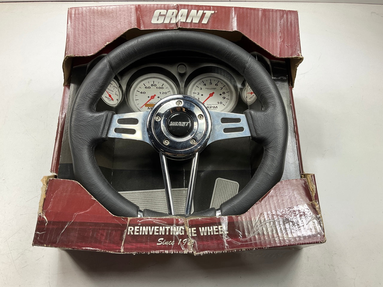 MINOR SCUFF - Grant 457 Club Sport Steering Wheel - 13-3/4'' Diameter, 4'' Dish