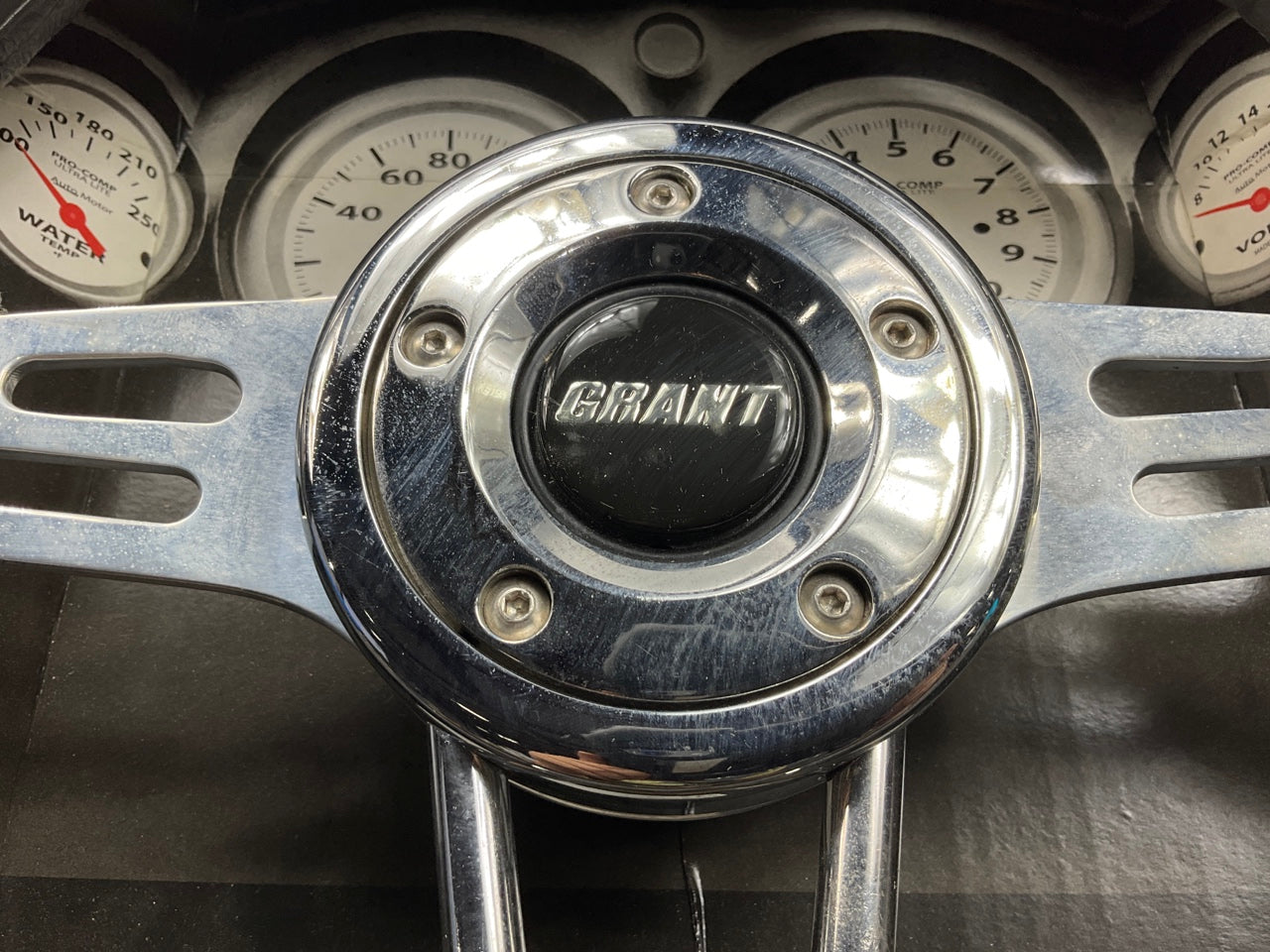 MINOR SCUFF - Grant 457 Club Sport Steering Wheel - 13-3/4'' Diameter, 4'' Dish