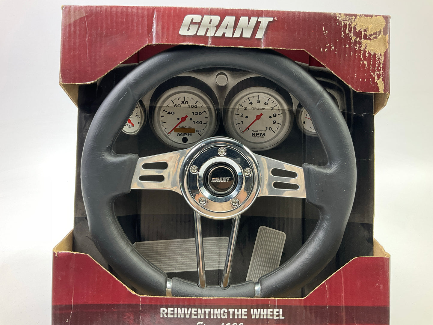 COSMETIC DAMAGE Grant 457 Club Sport Steering Wheel - 13-3/4'' Diameter, 4'' Dish