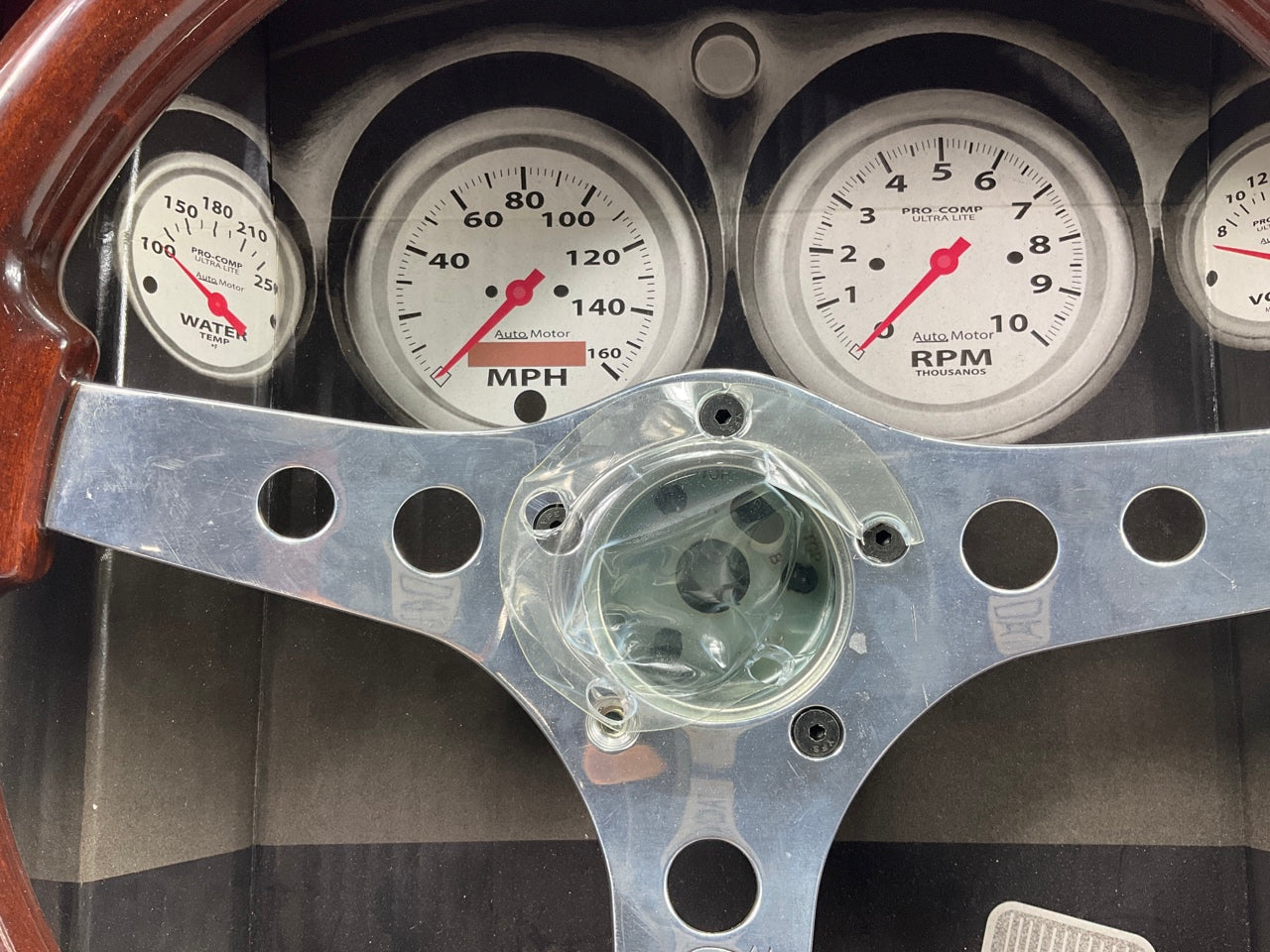 MISSING BUTTON  Grant 704 Formula GT Mahogany Steering Wheel, 14'' Diam., 3'' Dish
