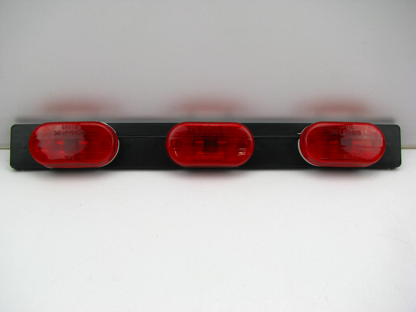 Grote 49072 Low-Profile Bar Light Lamp Trailer Marker Oval Red 3-Light