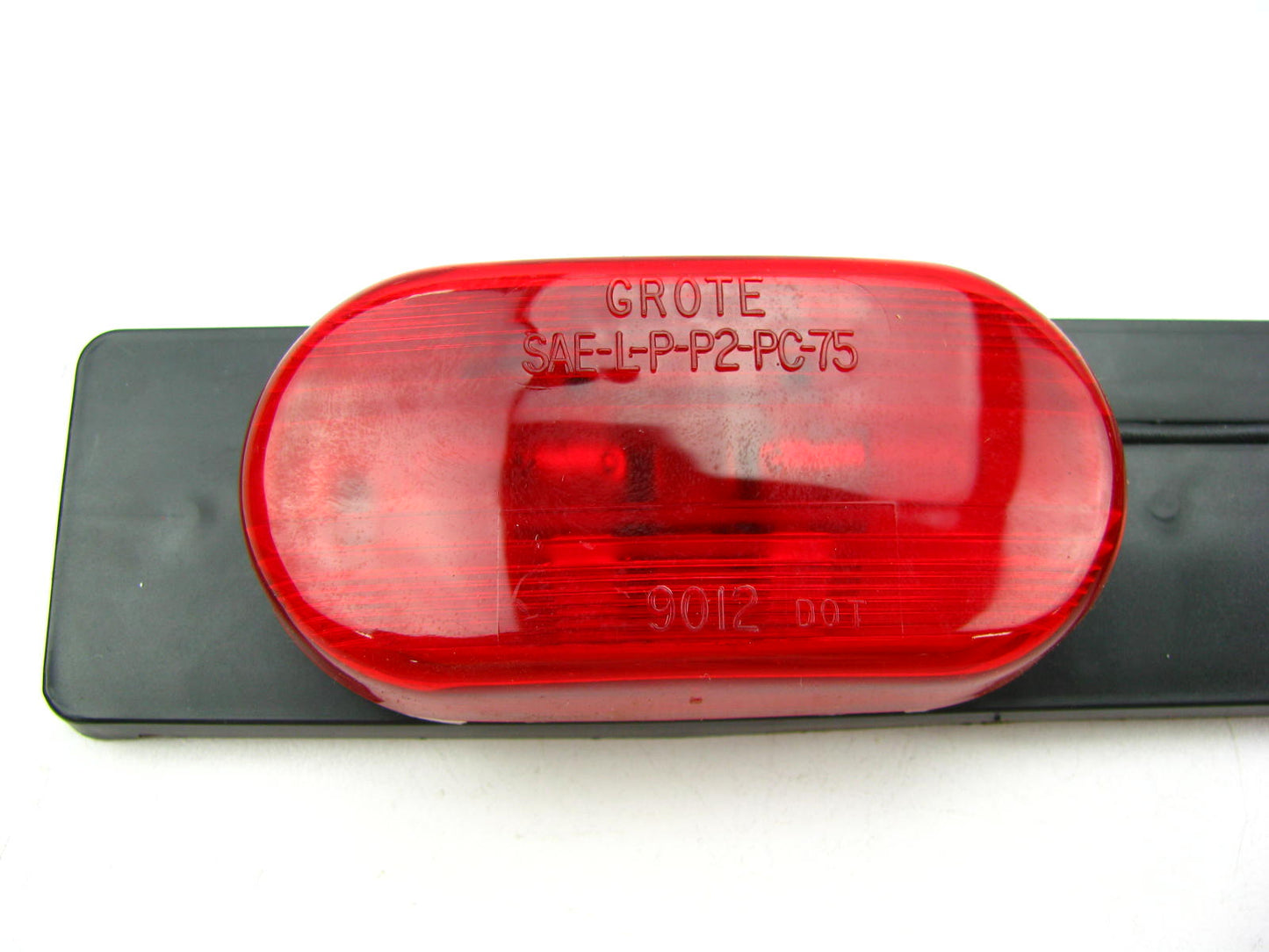 Grote 49072 Low-Profile Bar Light Lamp Trailer Marker Oval Red 3-Light