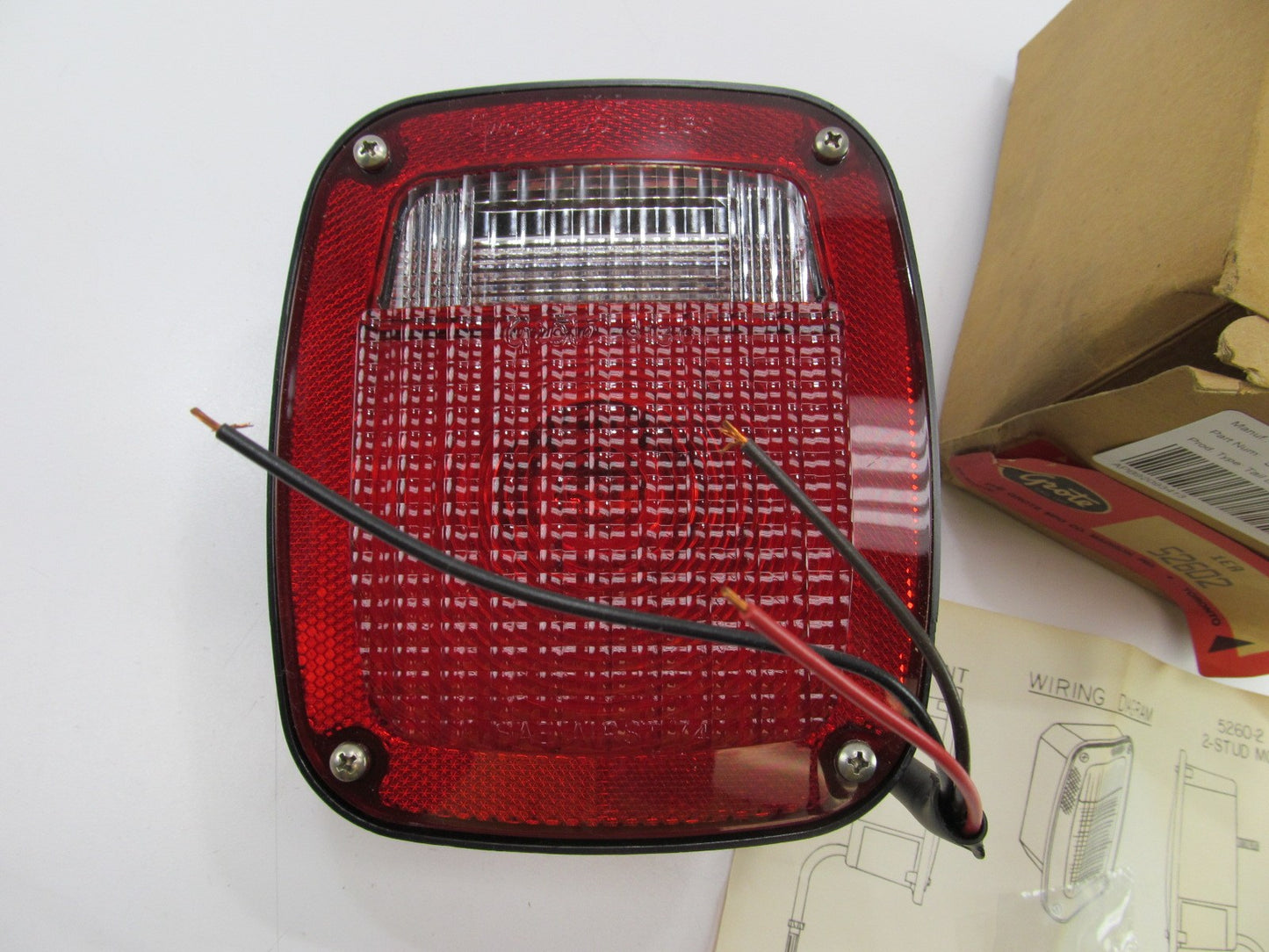 GROTE 52602 - Two-Stud Stop / Tail / Turn Light For Dodge