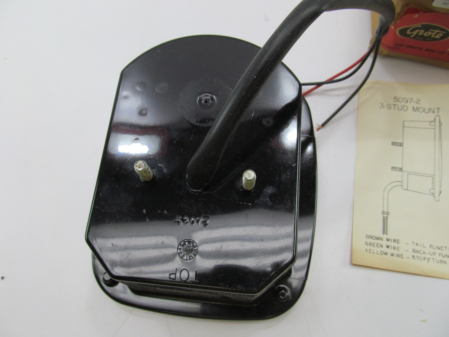 GROTE 52602 - Two-Stud Stop / Tail / Turn Light For Dodge Type 2