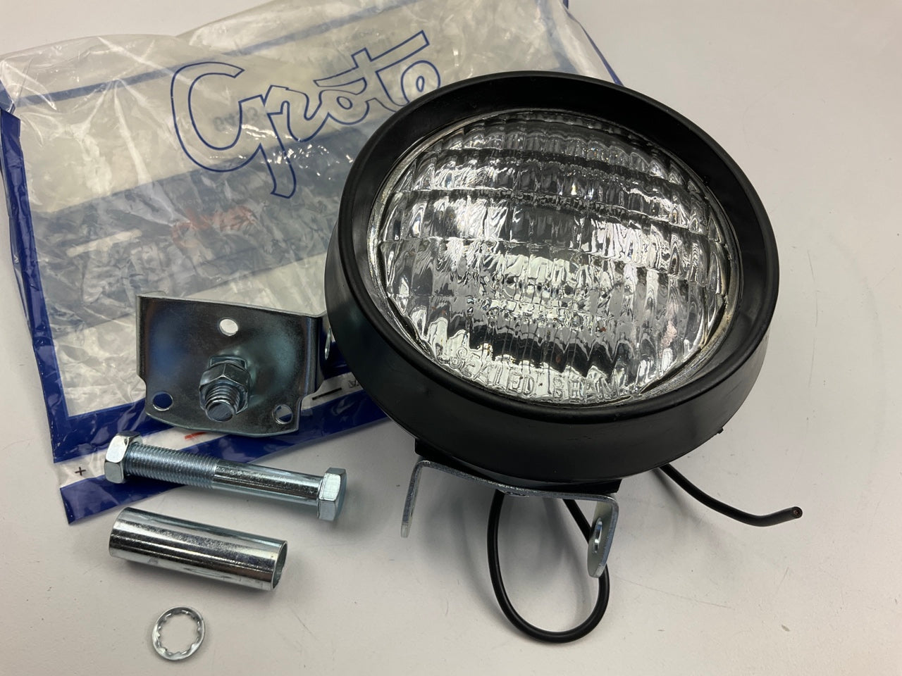 Grote 64931 12V Sealed Beam Spot Lamp PAR36 Tractor Utility Light 5''