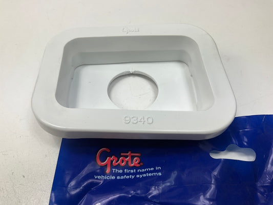 Grote 93400 Grommet For Small 3'' X 2'' Rectangular Light Lamp