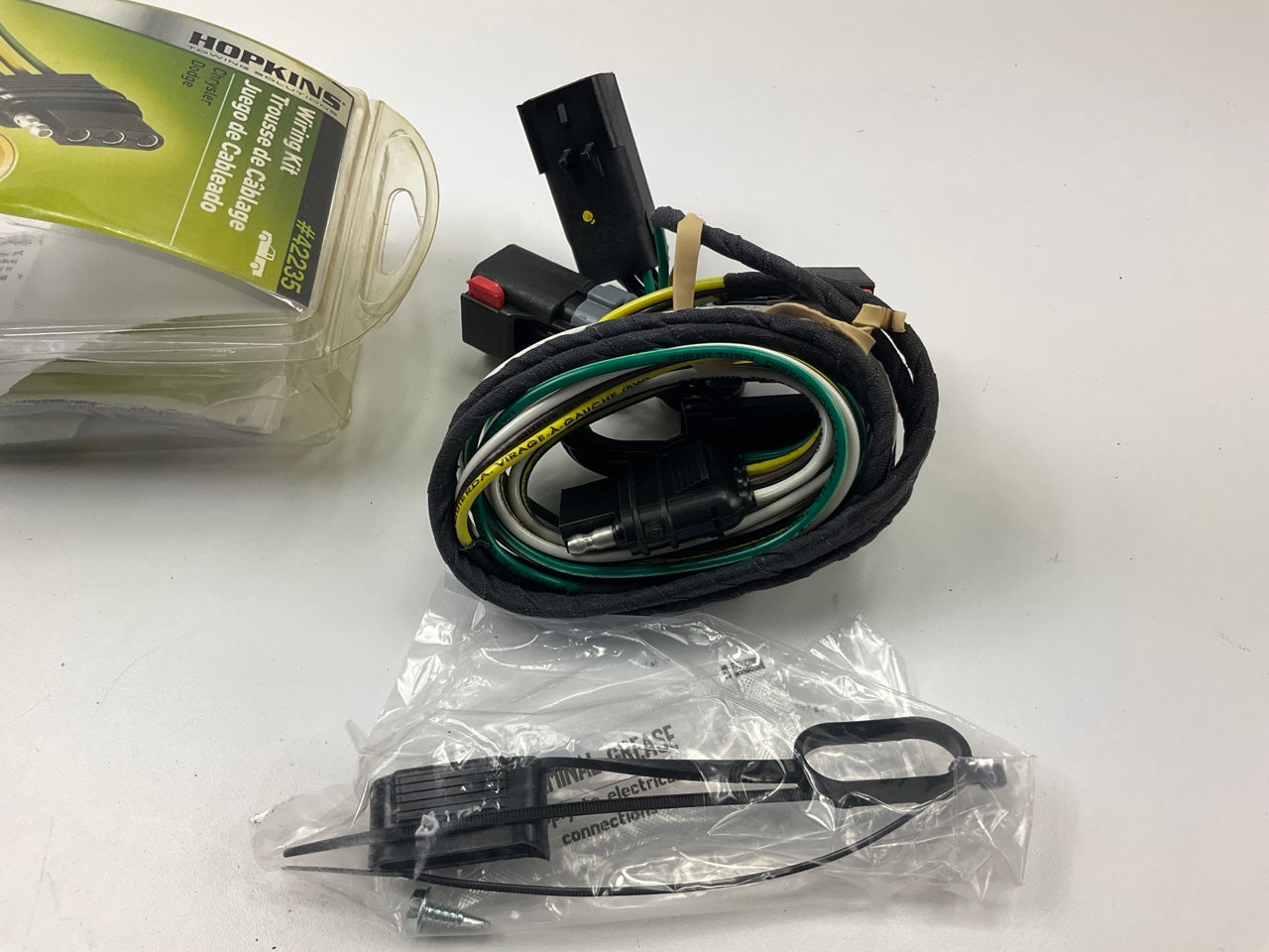 Hopkins 42235 Plug-In Simple Vehicle Wiring Kit For 2004-07 Chrysler Minivans