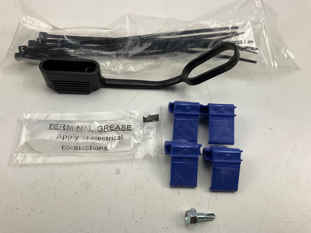 Hopkins Towing Solution 46365 Vehicle To Trailer Powered Taillight Converter Kit