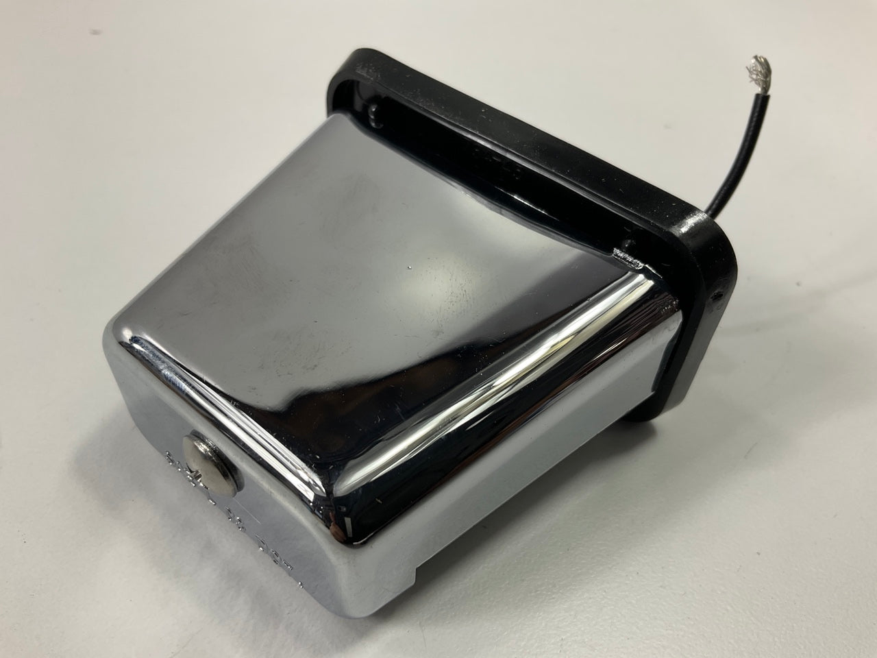 Hopkins B170 License Plate Light Lamp, 12v, 1-wire, 1-3/4'' Stud Mount