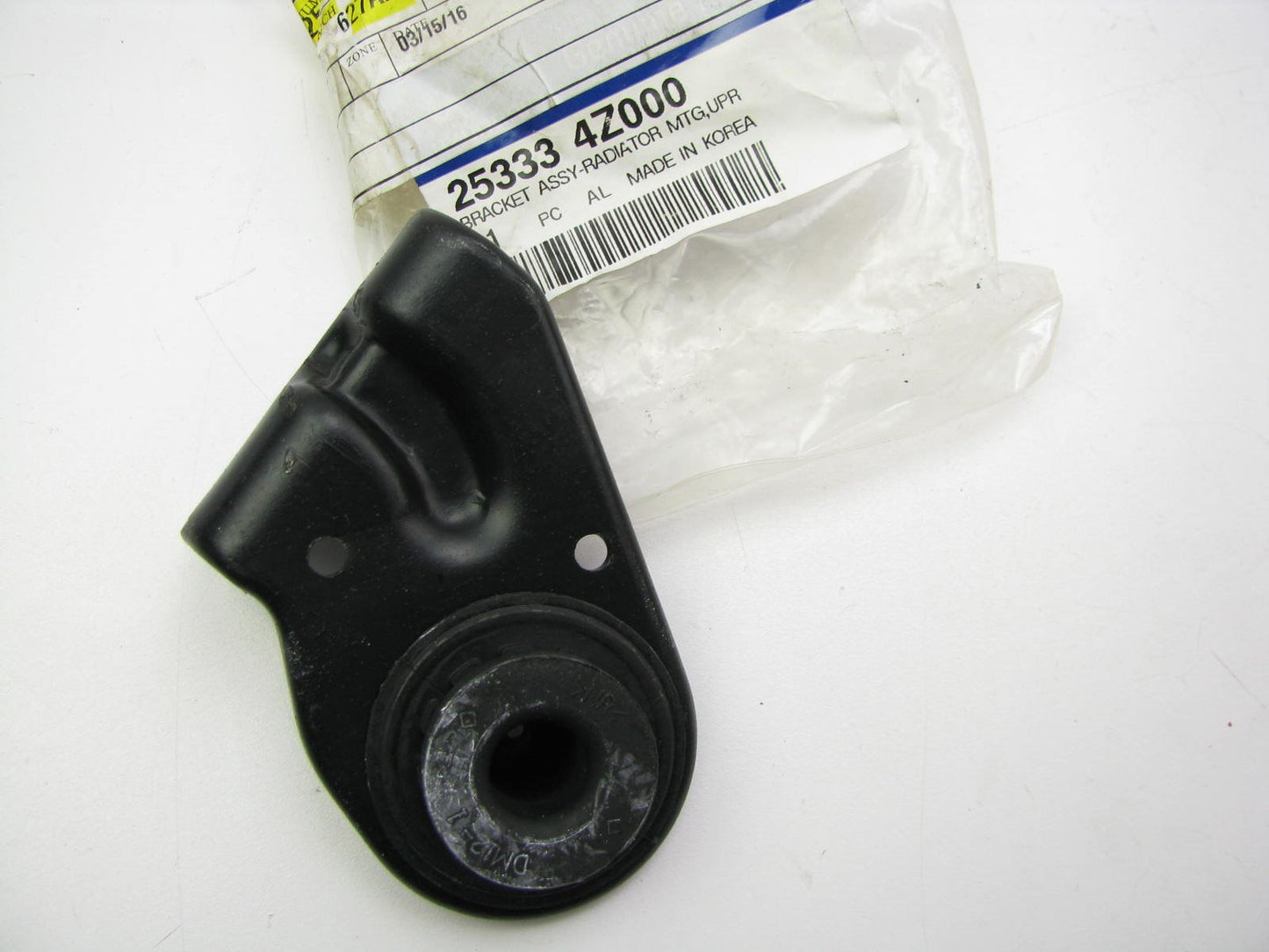 New OEM Upper RIGHT Radiator Mount Insulator Bracket For 13-17 Hyundai Santa Fe