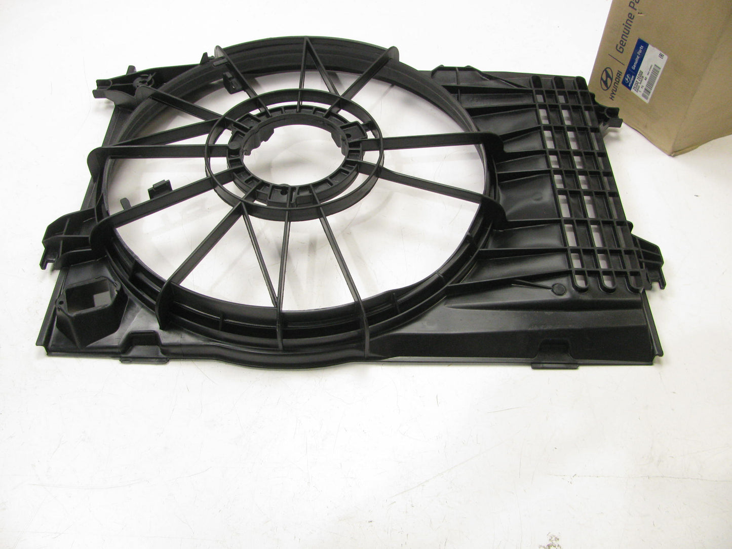 NEW - OEM 253502E000 Engine Cooling Fan Shroud For 2004-2006 Hyundai Tucson 2.7L