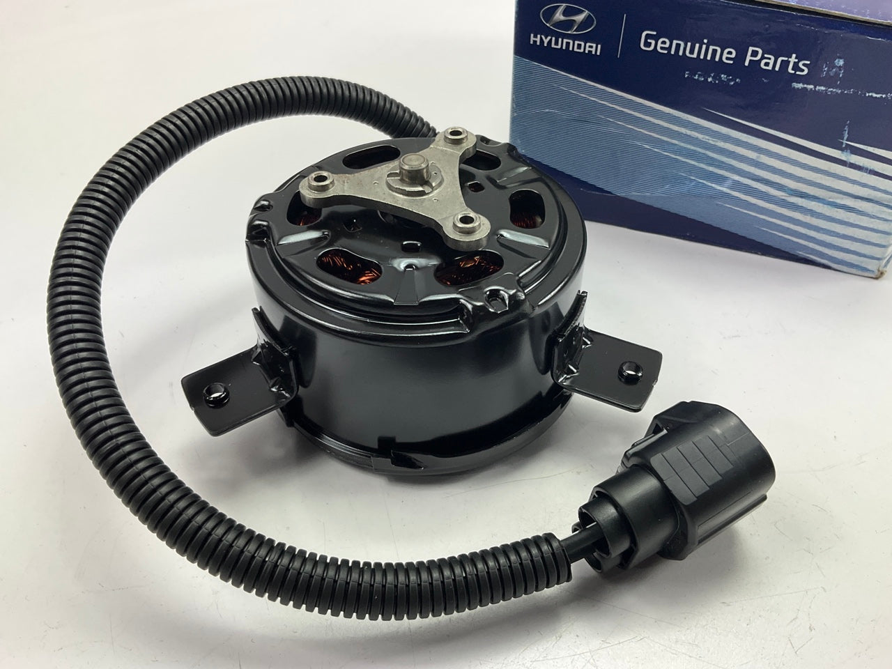 NEW Radiator Cooling Fan Motor OEM For 2010-2012 Hyundai Santa Fe 253861U100