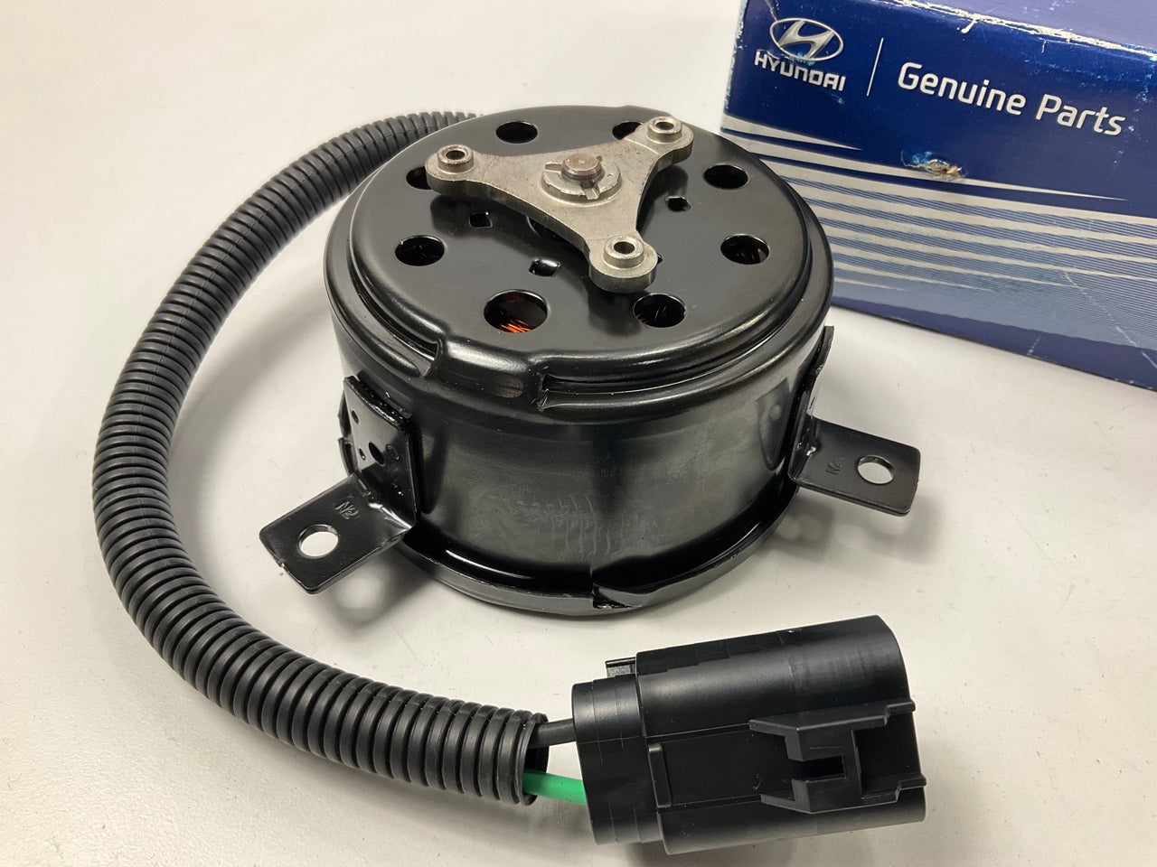 NEW Radiator Cooling Fan Motor OEM For 2008-2010 Hyundai Sonata 253863K170