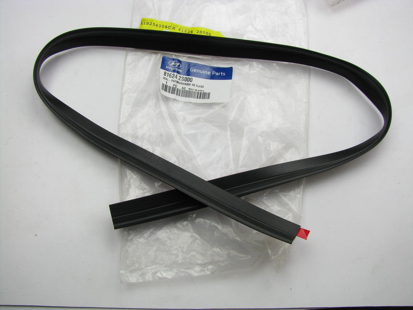 NEW - OEM Front Panorama Sunroof Seal For 2010-2014 Hyundai Tucson 816242S000