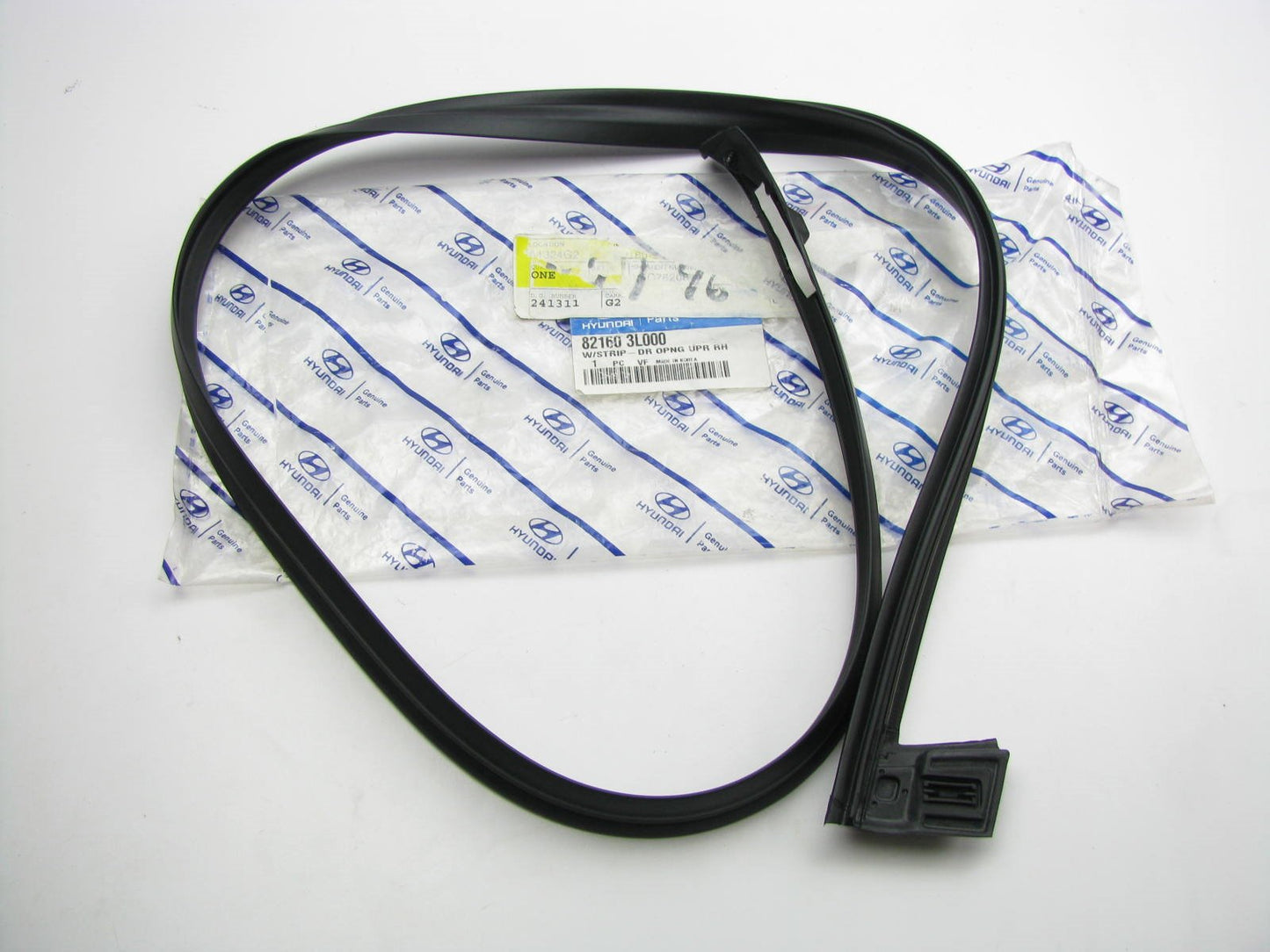 NEW - OEM 821603L000 Front Right Door Weatherstip Seal For 2006-11 Hyundai Azera