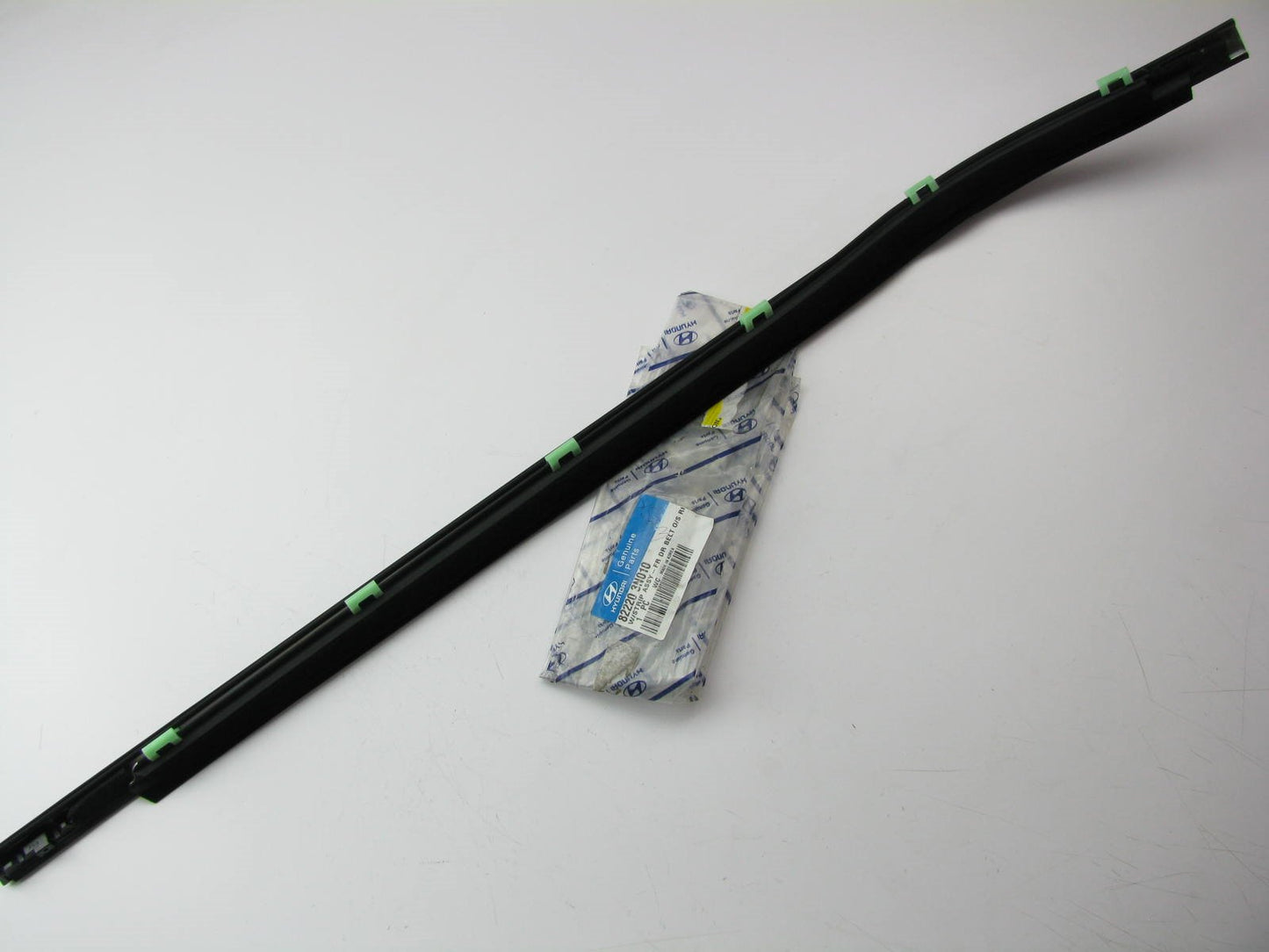 NEW - OEM Front Right Door Belt Weatherstrip Seal For 2011-2016 Hyundai Equus