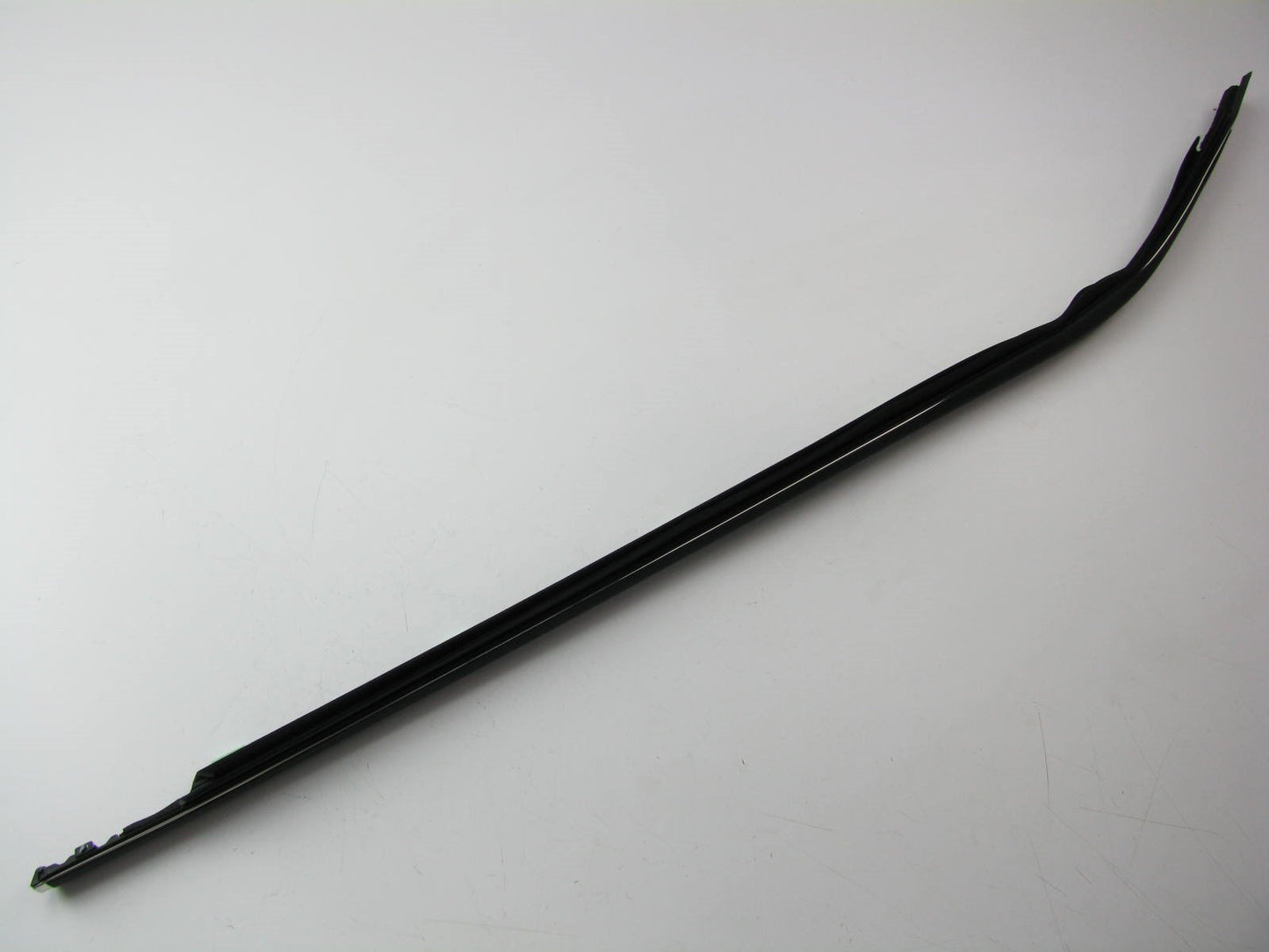 NEW - OEM Front Right Door Belt Weatherstrip Seal For 2011-2016 Hyundai Equus