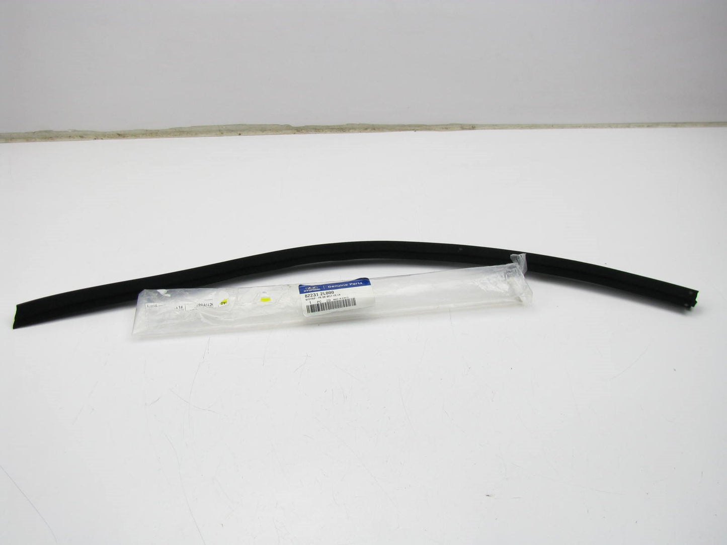 NEW Front Left Door Window Belt Weatherstrip Seal OEM For 2009-12 Elantra WAGON