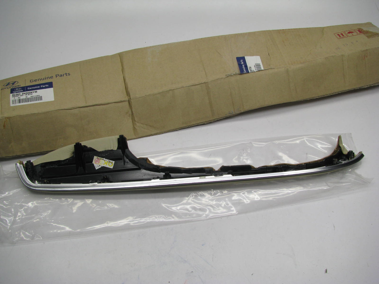 NEW 823603N000NYM FRONT RIGHT Door Arm Rest Pad OEM For 14-15 Equus