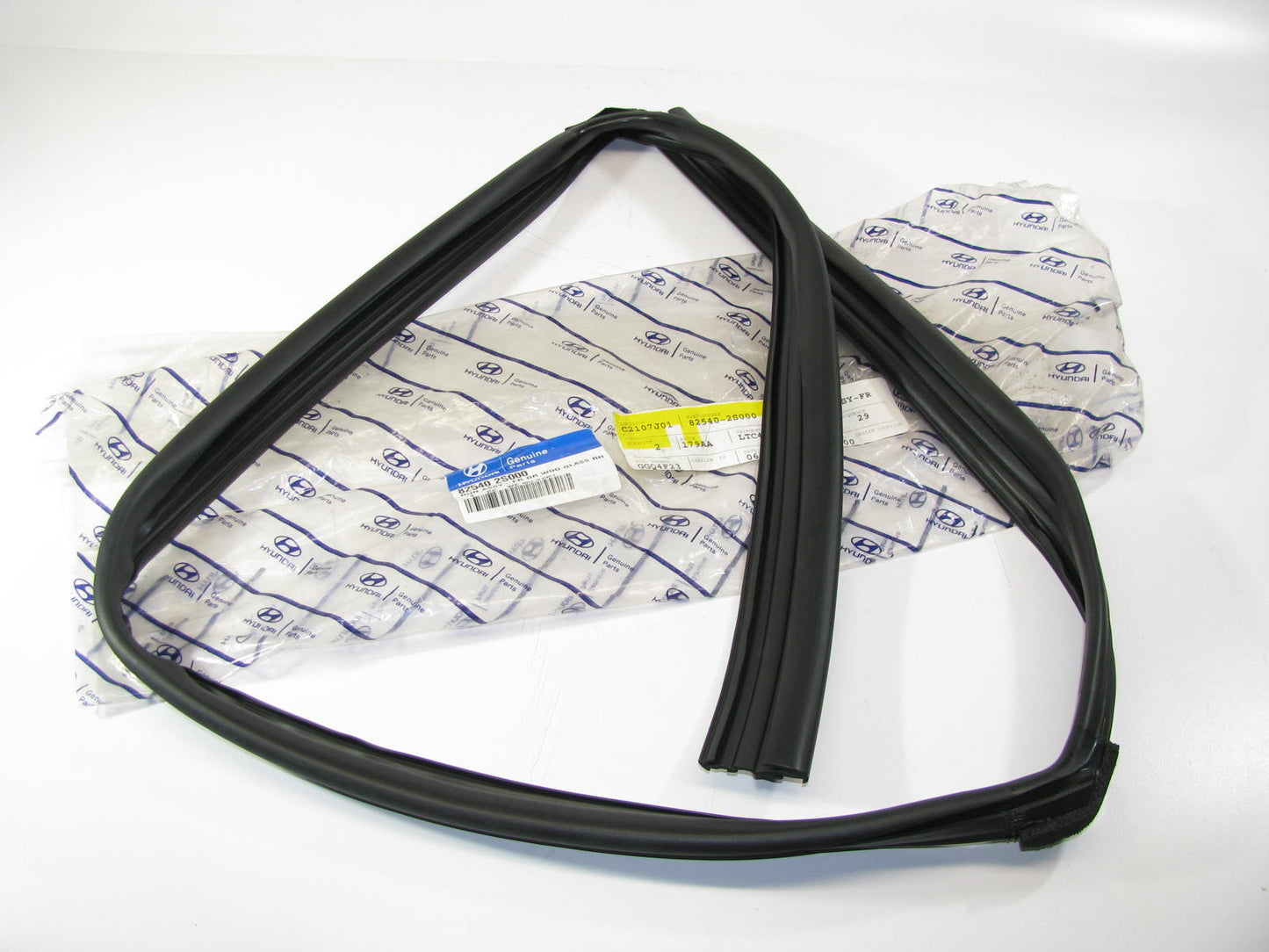 NEW - OEM Front Right Window Channel Weather Strip For 2010-2015 Hyundai Tucson