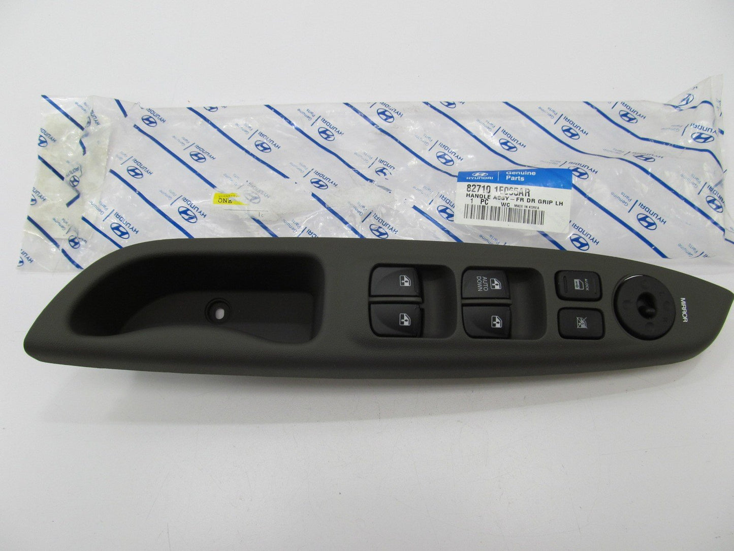NEW - OEM 827101E065AR Front Left Door Grip & Switches For 06-11 Hyundai Accent