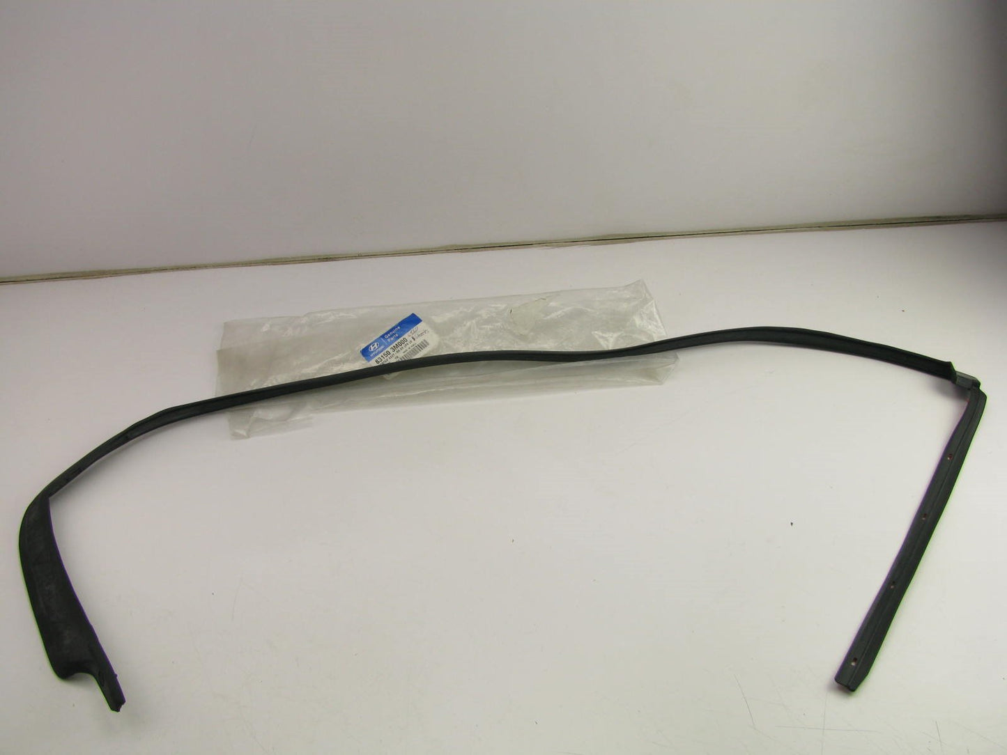 NEW REAR Door UPPER LEFT Weatherstrip Seal OEM For 2009-2014 Genesis 831503M000