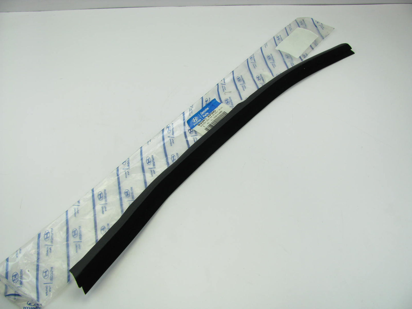 NEW - OEM 833413V000 Rear Right Door Window Seal For 2012-2017 Hyundai Azera