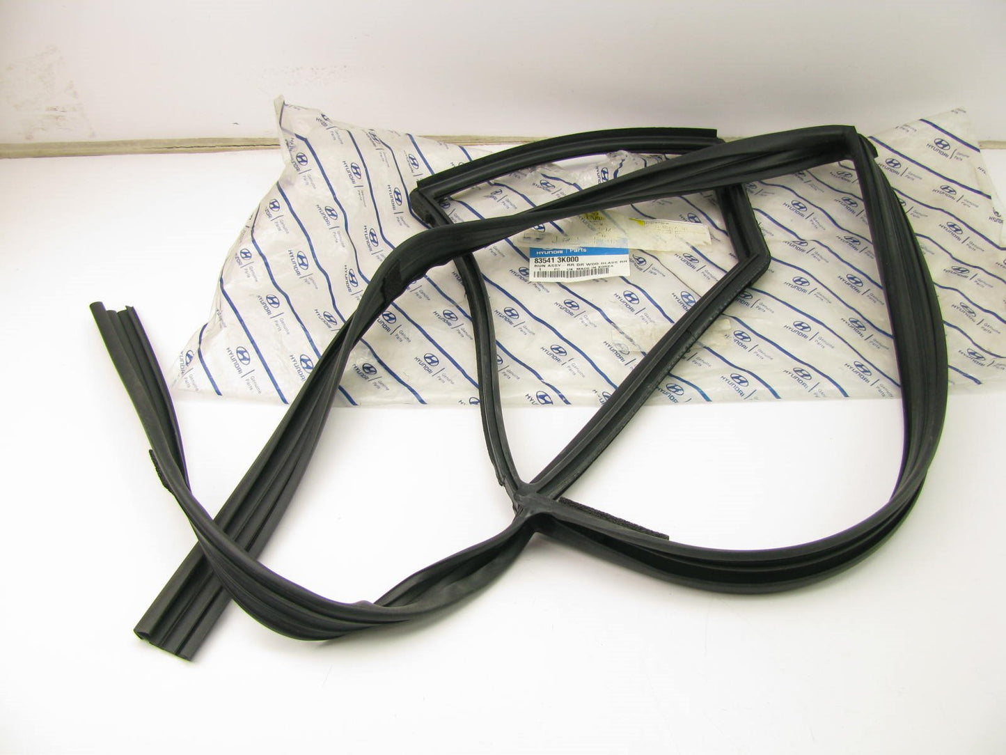 NEW REAR RIGHT Door Window Glass Run Weather Strip Seal OEM For 05-10 Sonata