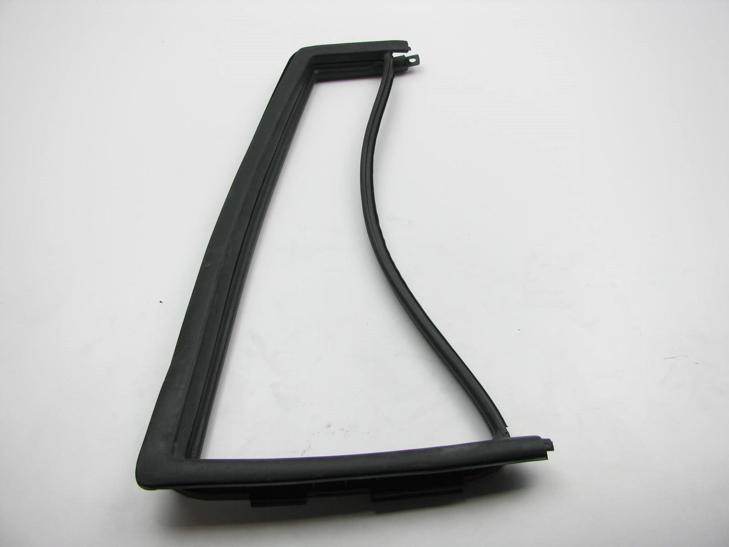 Rear Door Vent Glass Right (Passengers) Weatherstip Seal OEM For 01-06 Santa Fe