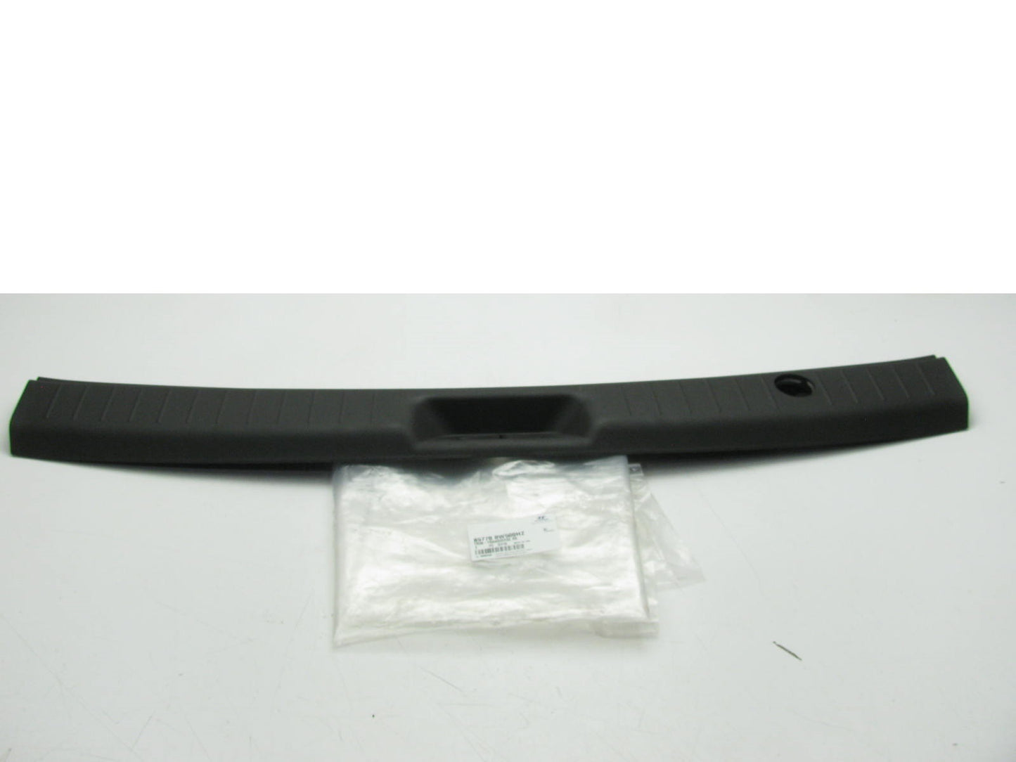 NEW 857700W500HZ REAR Tailgate Trim Sill Plate OEM For 2009-12 Hyundai Santa Fe