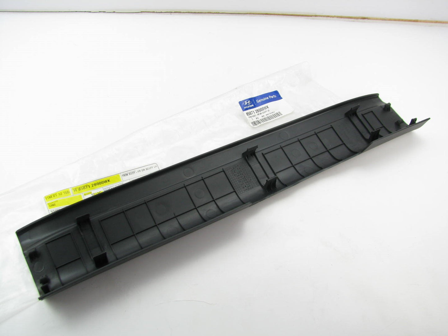 NEW GENUINE Front Left BLACK Door Sill Scuff Plate OEM For 2007-09 Santa Fe