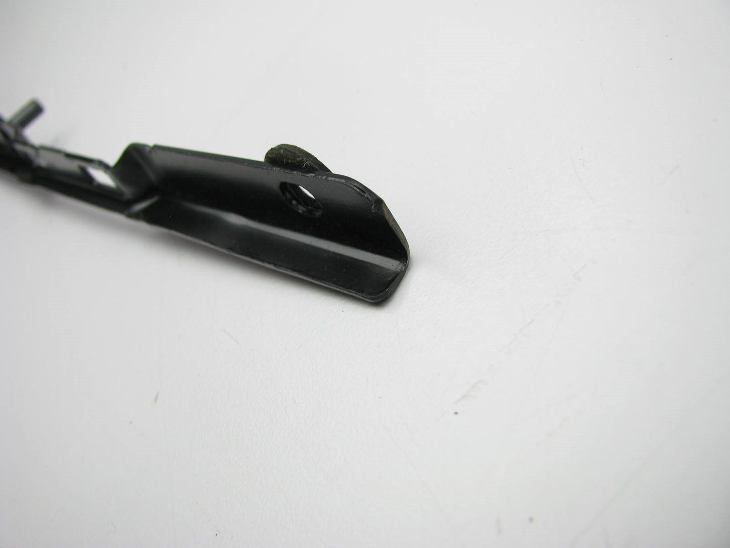 GENUINE Right Passengers Side Windshield Outer Molding Bracket For 2006-11 Azera