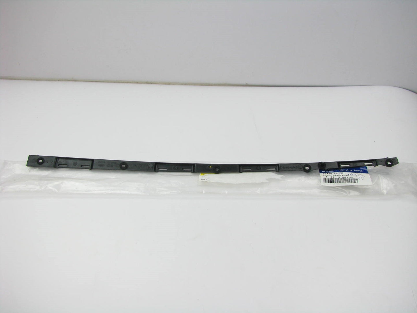 New OEM Windshield Moulding Mounting Bracket Right Passenger For 11-15 Sonata