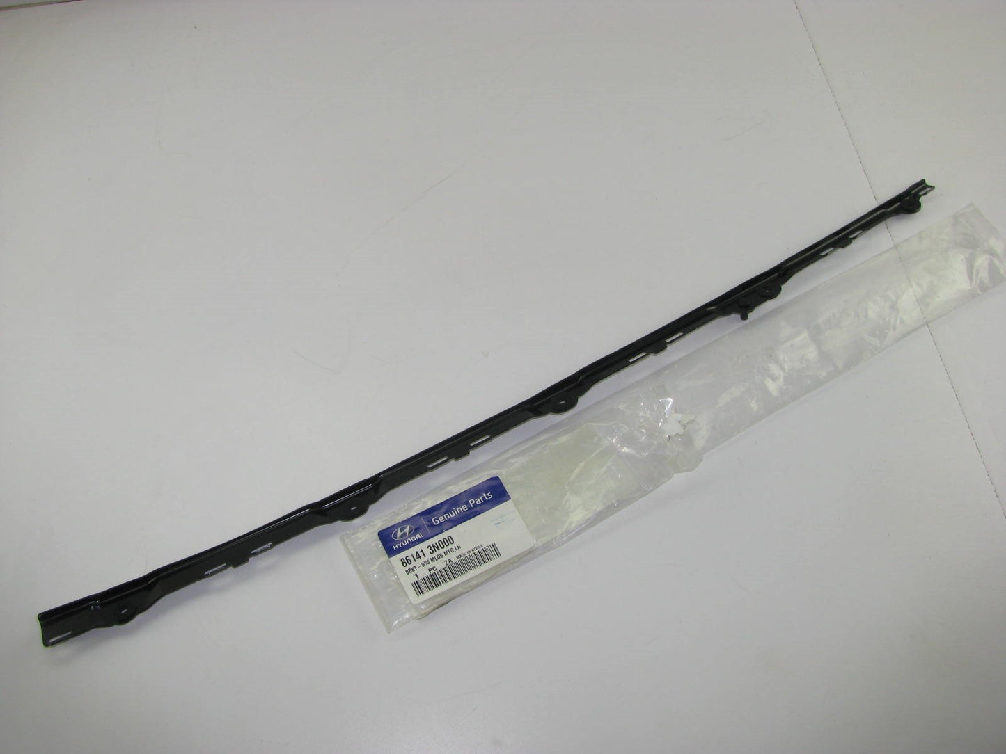 NEW - OEM Left Windshield Moulding Bracket For 10-15 Hyundai Equus 861413N000