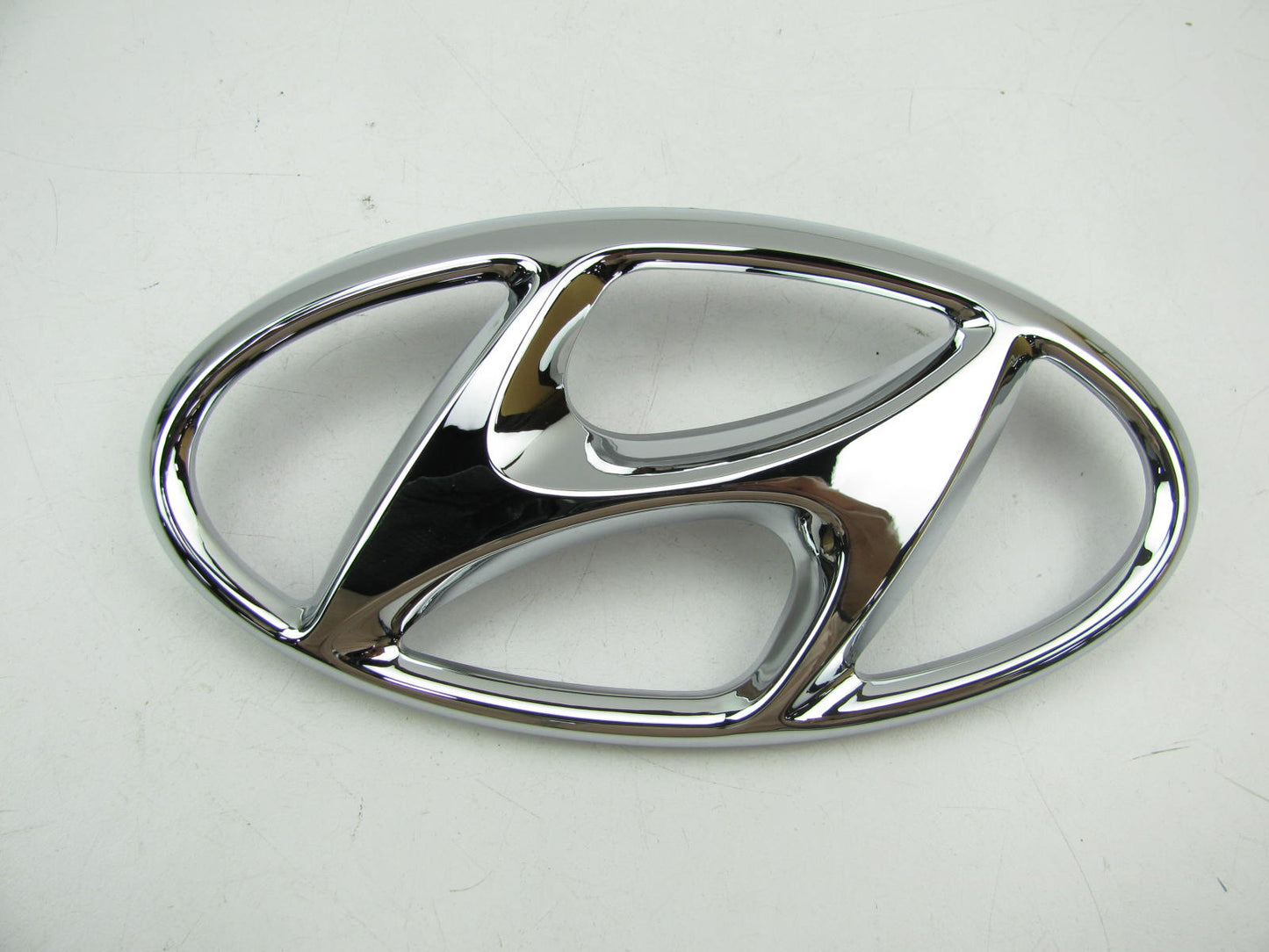 NEW - OEM 863002BAA0 Front Grille Logo Emblem ''H'' For 2012 Hyundai Santa Fe