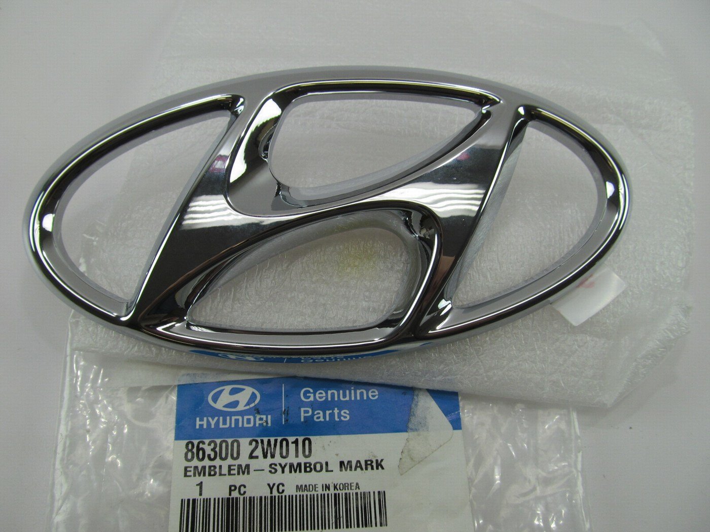 NEW - OEM  *H* Emblem Lift Gate Rear For 13-15 Hyundai Santa Fe 863002W010