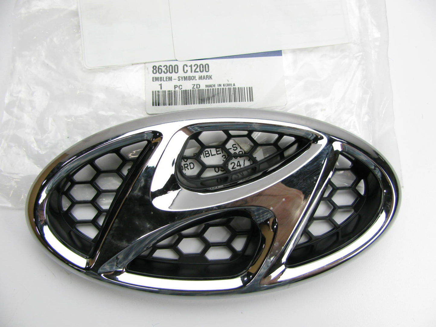 New OEM Front Bumper Grille *H*  Emblem Badge For 2015-2017 Sonata 86300C1200