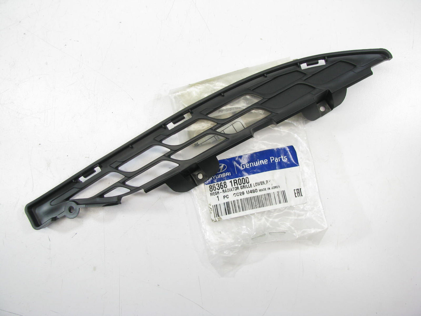 NEW - OEM 863681R000 Front Right Bumper Insert Panel For 2012-14 Hyundai Accent