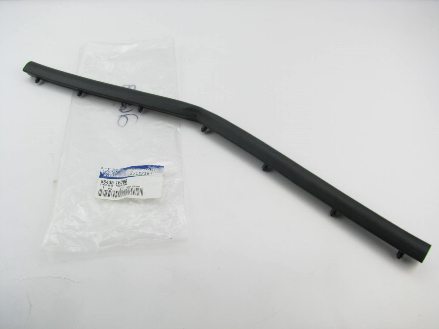 Hood Front Weatherstip Seal OEM For 2006-11 Accent  864351E000