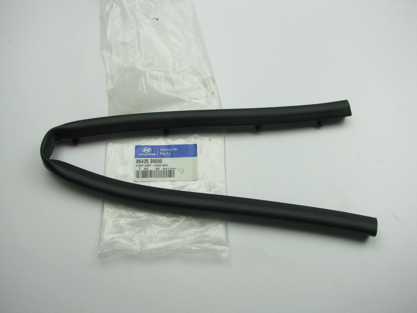 NEW - OEM Genuine Front Hood Seal For 2002-05 Hyundai XG350  8643539000