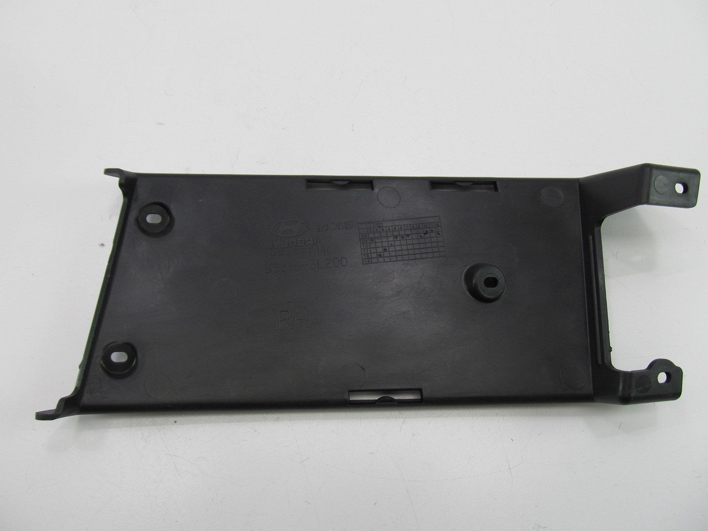 Right Passengers Side Front Bumper Cover Spacer Panel OEM For 2006-2008 Azera