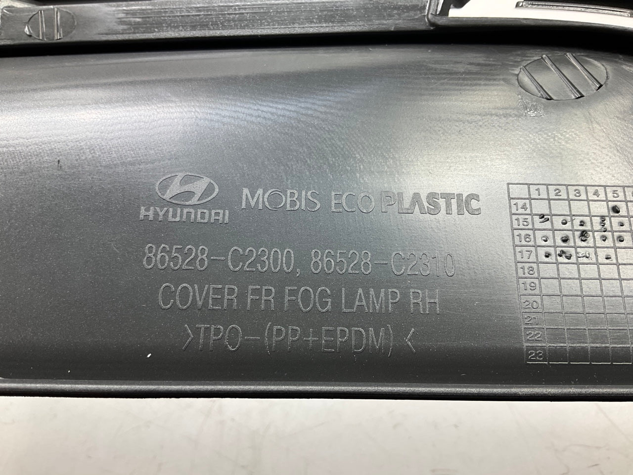 NEW - OEM 86522-C2310 Front Right Fog Light Bezel For 2015-2017 Hyundai Sonata